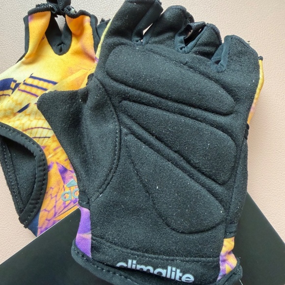 NEW Women's Gloves - Adidas Training Climalite Small - Picture 2 of 4